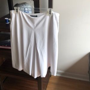 Skort with 2 side pockets as side zipper.